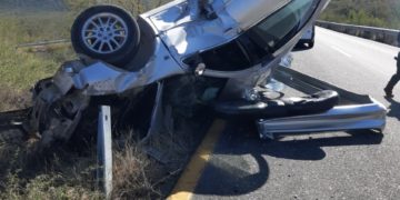 Vuelca auto en carretera a Tula  y lo abandona