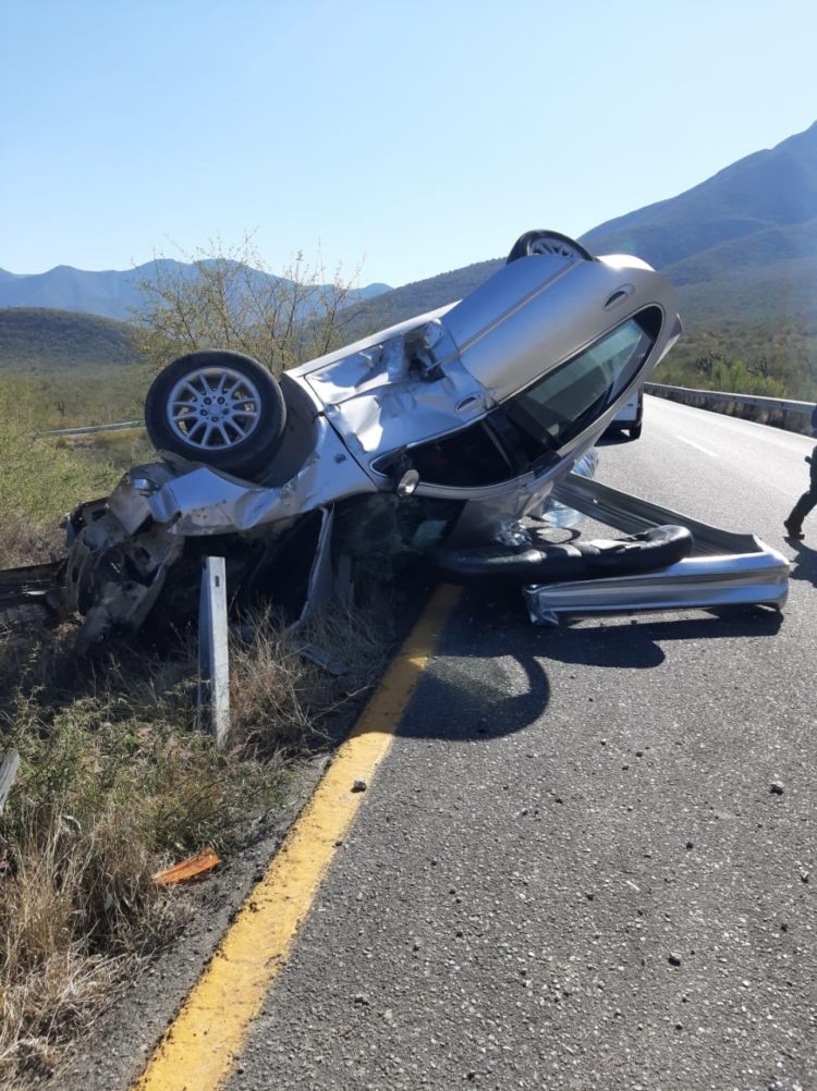 Vuelca auto en carretera a Tula  y lo abandona
