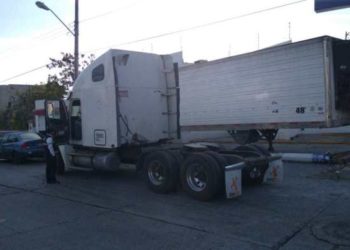 Tráiler derriba poste de concreto