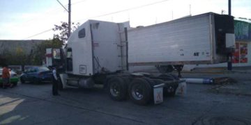 Tráiler derriba poste de concreto