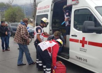 Lesionada al impactar su moto contra microbús en eje vial