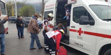 Lesionada al impactar su moto contra microbús en eje vial