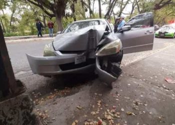 Estudiante estrella su auto con poste