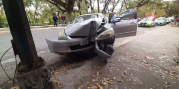 Estudiante estrella su auto con poste