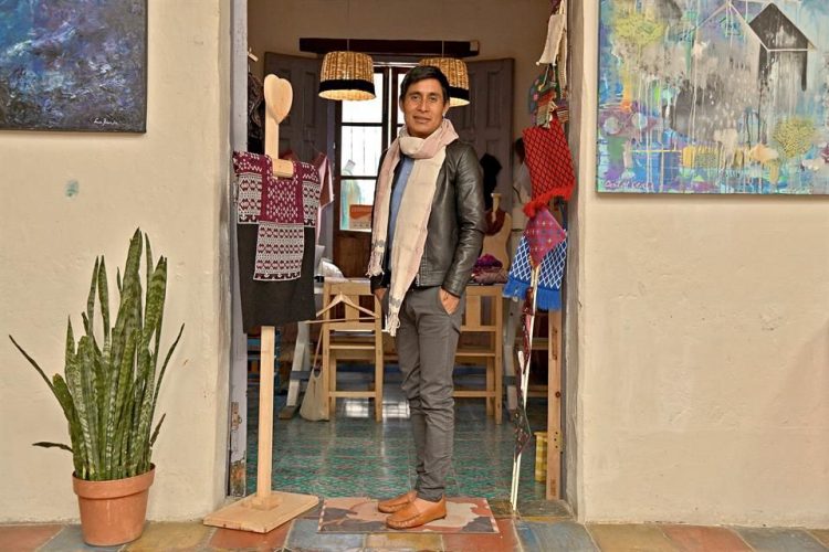 Deslumbra en NY tejedor chiapaneco