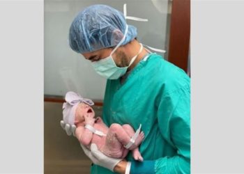 Presume Enrique Iglesias a su bebé