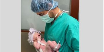 Presume Enrique Iglesias a su bebé
