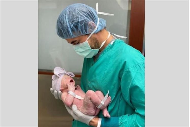 Presume Enrique Iglesias a su bebé