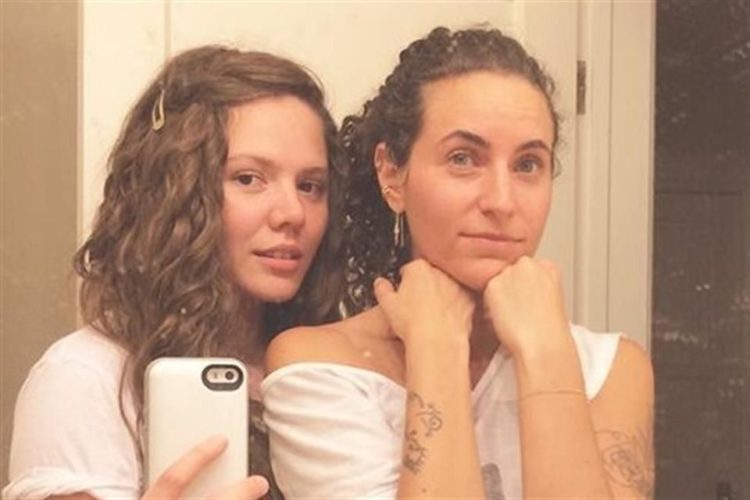 Presenta Joy a su esposa