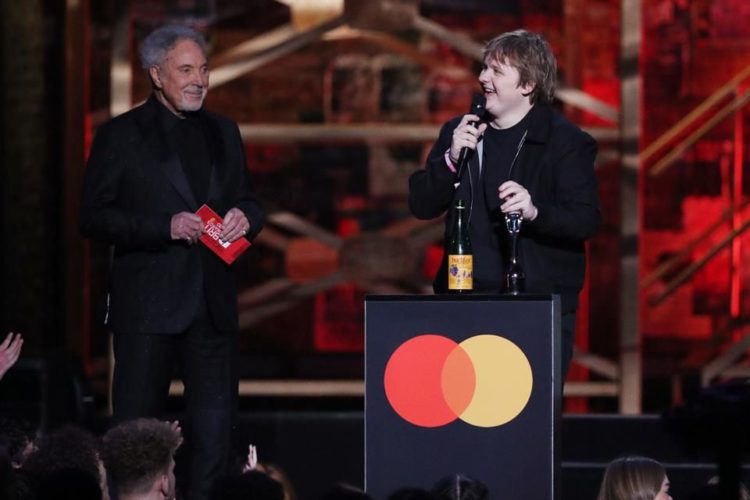 Triunfa Capaldi en los Brit Awards