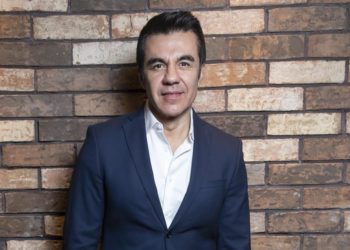 Se pone Uribe besucón