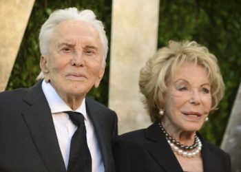 Deja Kirk Douglas 50 mdd a la caridad