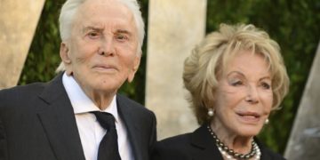 Deja Kirk Douglas 50 mdd a la caridad