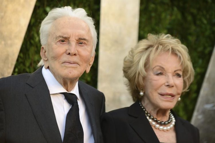 Deja Kirk Douglas 50 mdd a la caridad