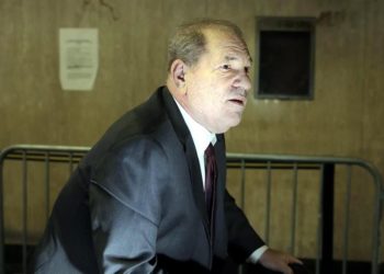 Vigilan a Weinstein; temen se autoagreda