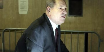 Vigilan a Weinstein; temen se autoagreda