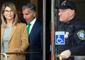 Enfrentará Loughlin juicio en octubre