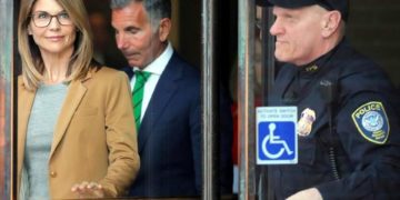 Enfrentará Loughlin juicio en octubre