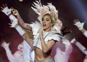 Arremete padre de Gaga contra indigentes