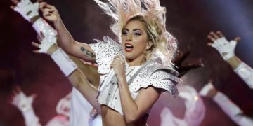 Arremete padre de Gaga contra indigentes