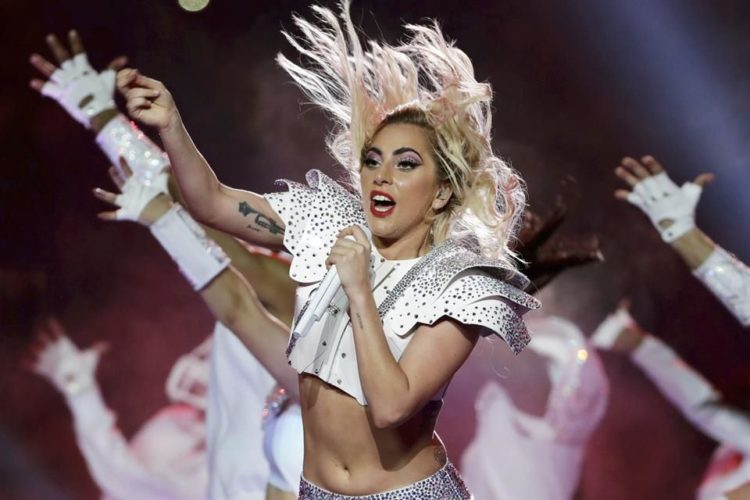 Arremete padre de Gaga contra indigentes