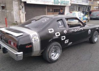 Auto antiguo impacta a camioneta