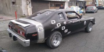 Auto antiguo impacta a camioneta