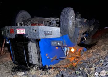 A punto de morir chofer tras volcar tráiler