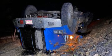 A punto de morir chofer tras volcar tráiler