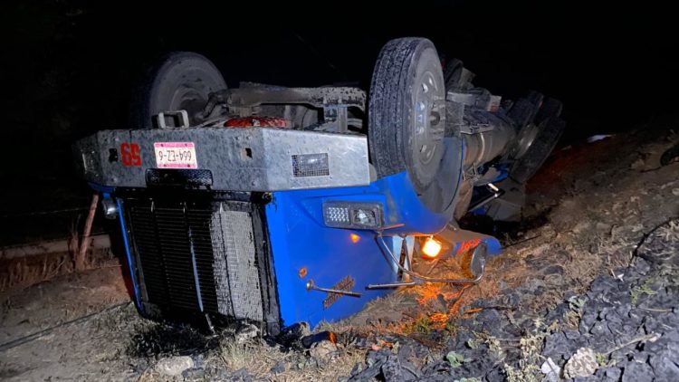 A punto de morir chofer tras volcar tráiler