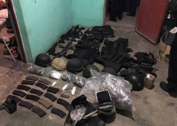 Rescatan a abuelitos y aseguran arsenal y droga en Tula