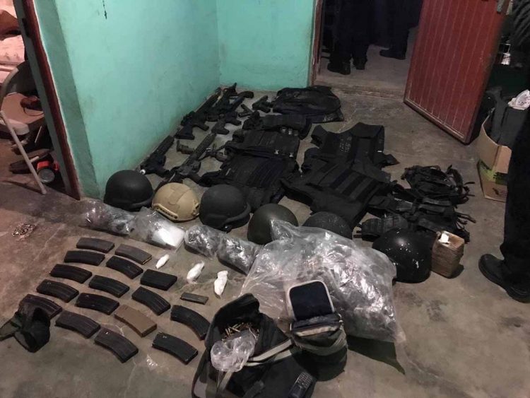 Rescatan a abuelitos y aseguran arsenal y droga en Tula