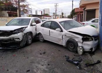 Fuerte choque vehicular en cruce de calles 19 y Matamoros