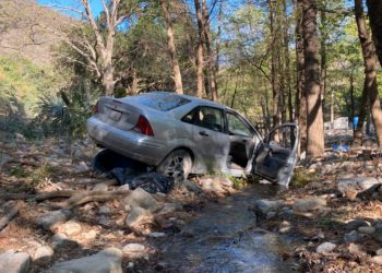 Auto cae a Río y la conductora lo deja abandonado