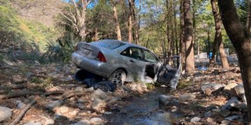 Auto cae a Río y la conductora lo deja abandonado