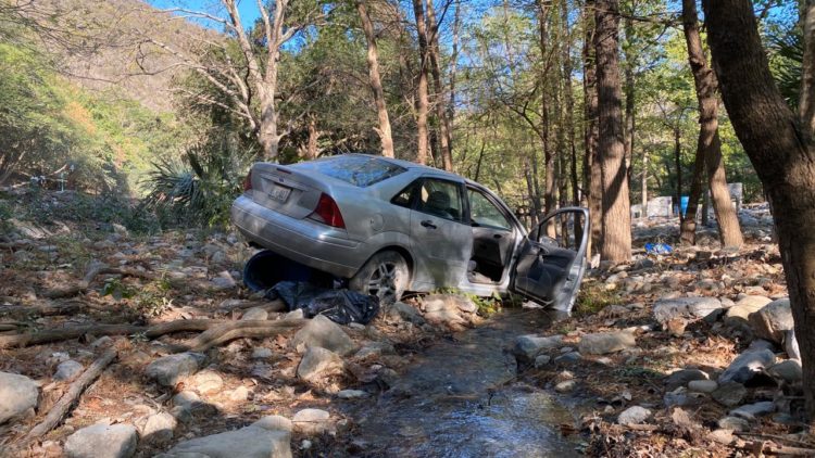 Auto cae a Río y la conductora lo deja abandonado