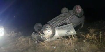 Vuelca empleado su auto y se lesiona