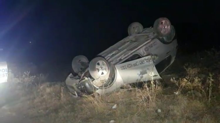 Vuelca empleado su auto y se lesiona