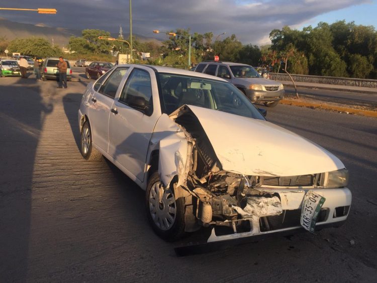 Lo encandila el sol y provoca choque en el 8 y Bulevar L. Portillo