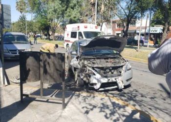 Mareo cuesta cien mil pesos a conductora; choca auto y destruye bancas