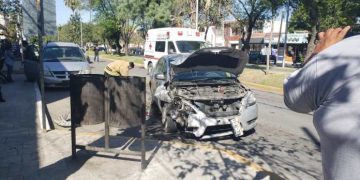 Mareo cuesta cien mil pesos a conductora; choca auto y destruye bancas