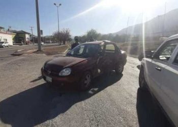 Queda prensado conductor al chocar su auto