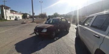 Queda prensado conductor al chocar su auto
