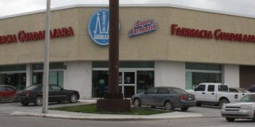 Mujer roba latas de atún y consomé en Farmacia Guadalajara