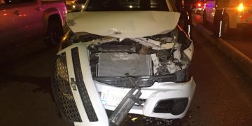 Destroza empleado su coche en accidente