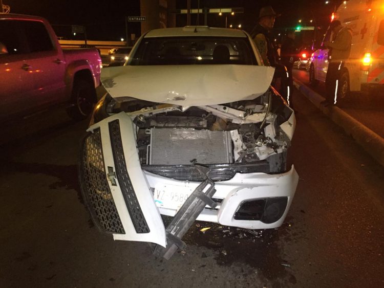 Destroza empleado su coche en accidente