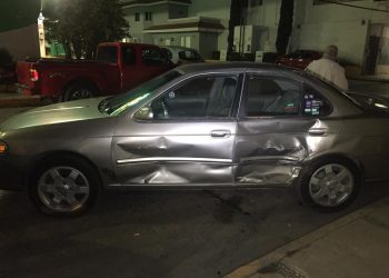 Chofer omite alto y causa aparatoso choque