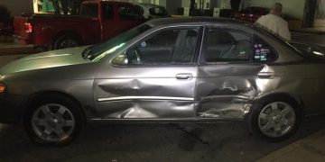 Chofer omite alto y causa aparatoso choque