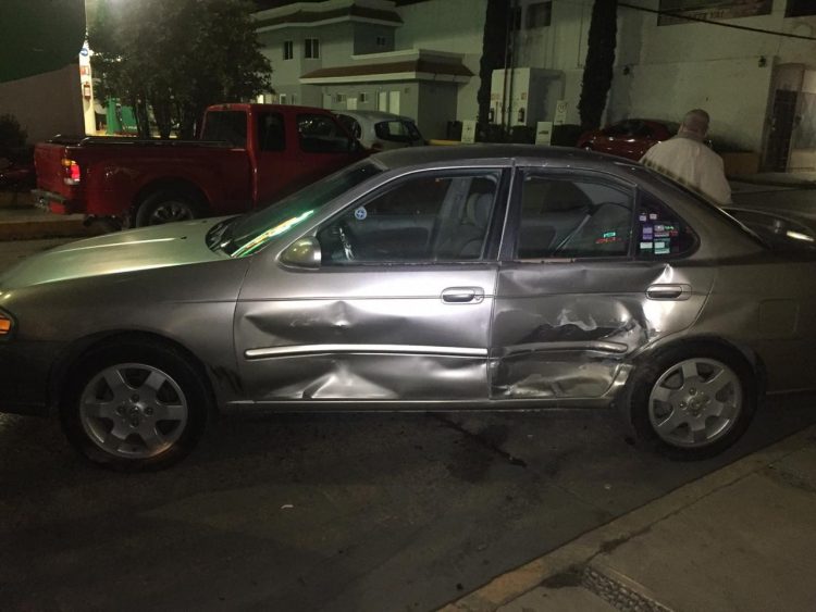 Chofer omite alto y causa aparatoso choque