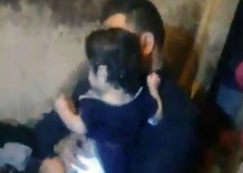 Hermanitos abandonados y amarrados entre basura en Cd. de México